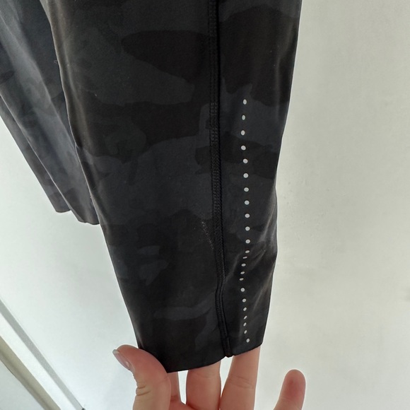 Lululemon Black Camo Fast and Free 23” Leggings Size 8 - Picture 3 of 3